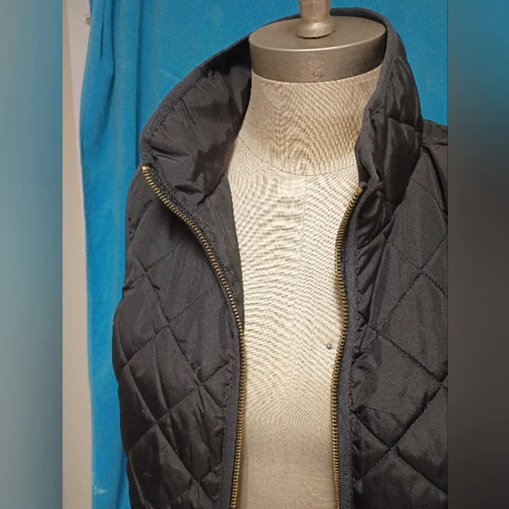 Old Navy Quilted Sleeveless Puffer Vest in Black - Picture 3 of 3